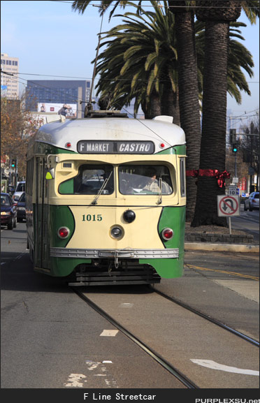 正要进站的F Line Streetcar 旧金山