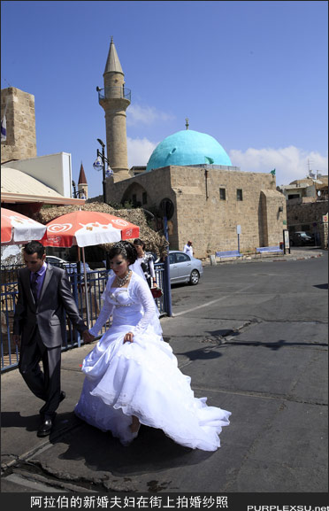 在Acre街头拍婚纱照的阿拉伯夫妇